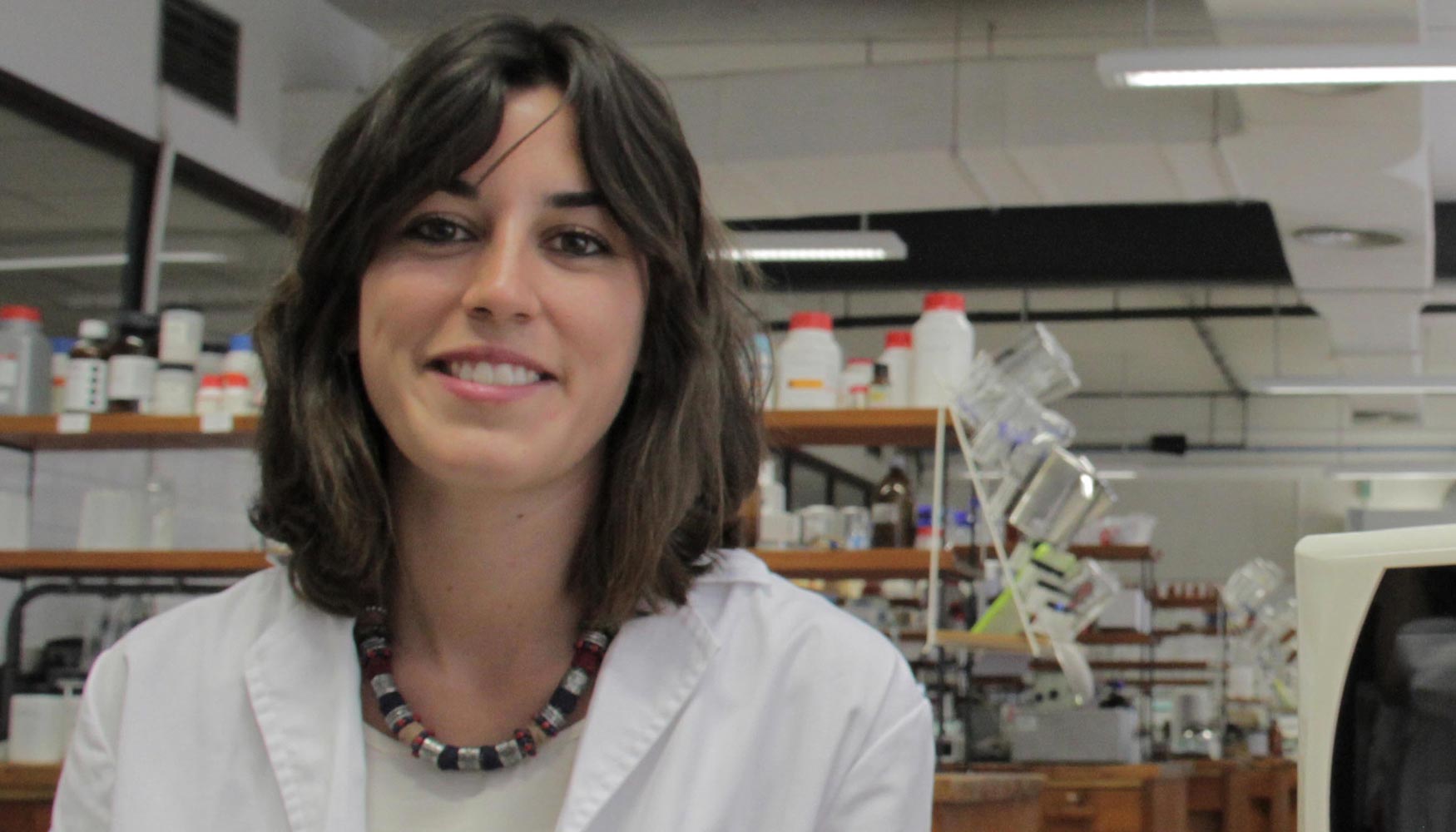 La inventora del cuchillo, Laura Garca Molina, en el laboratorio de Ingeniera Qumica de la Universidad de Granada. Foto: UGR Divulga...
