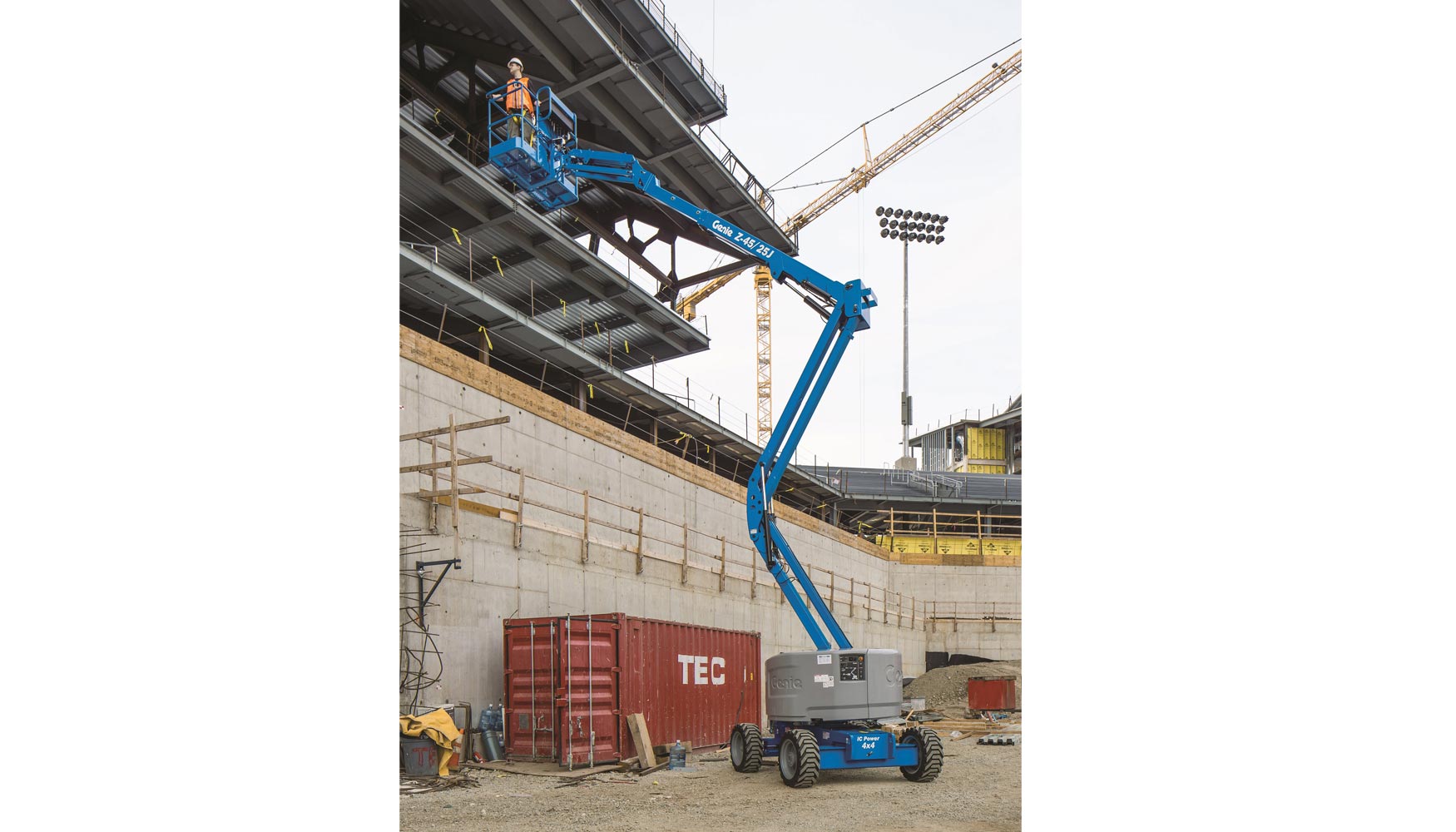 La plataforma articulada Genie Z-80/60, con una altura de trabajo de 25,77 m y una capacidad de elevacin de 227 kg...