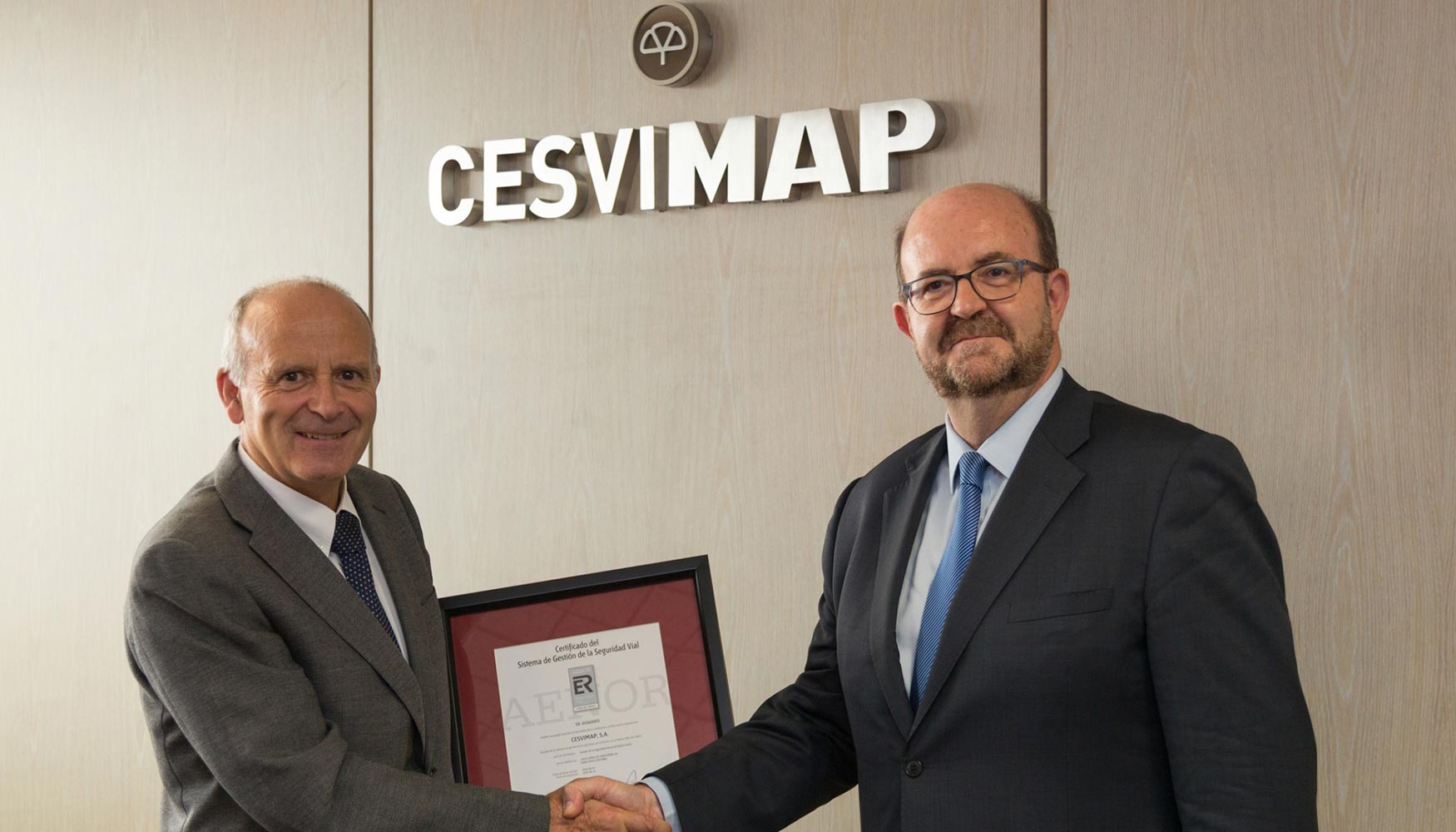 Momento de la entrega del certificado Aenor a Cesvimap