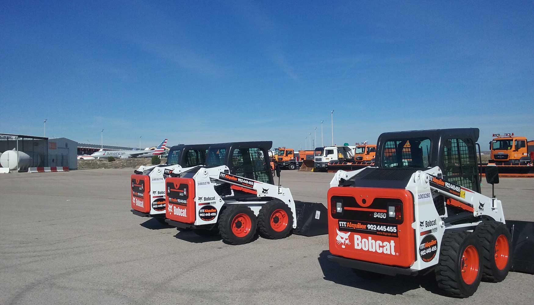 Tres de las catorce minicargadoras Bobcat que tiene ITT Alquiler en el Aeropuerto Adolfo Surez