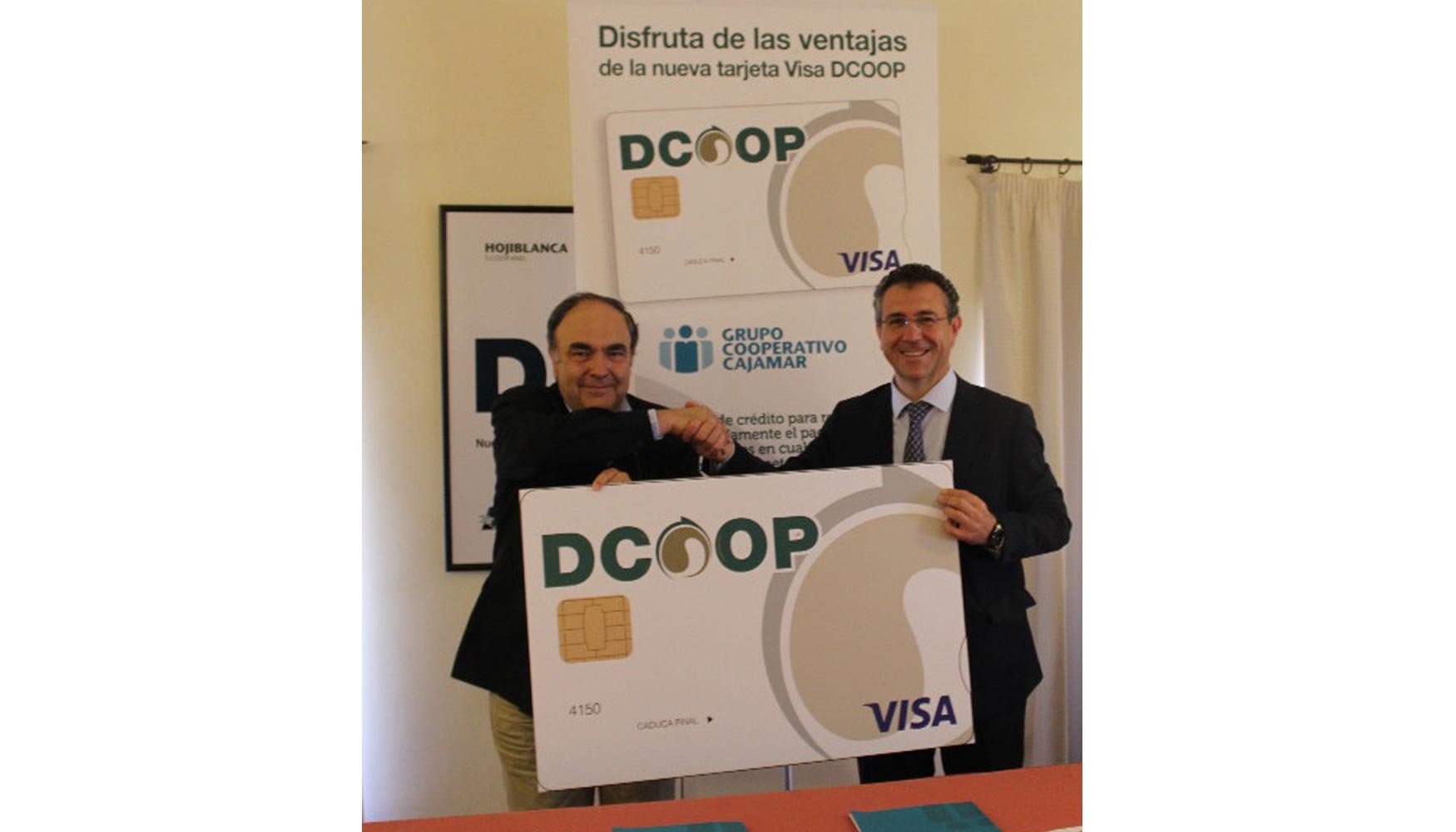 El presidente de Dcoop, Antonio Luque, y el presidente de Cajamar, Eduardo Baamonde, sostienen la Tarjeta Cooperativistas Dcoop...