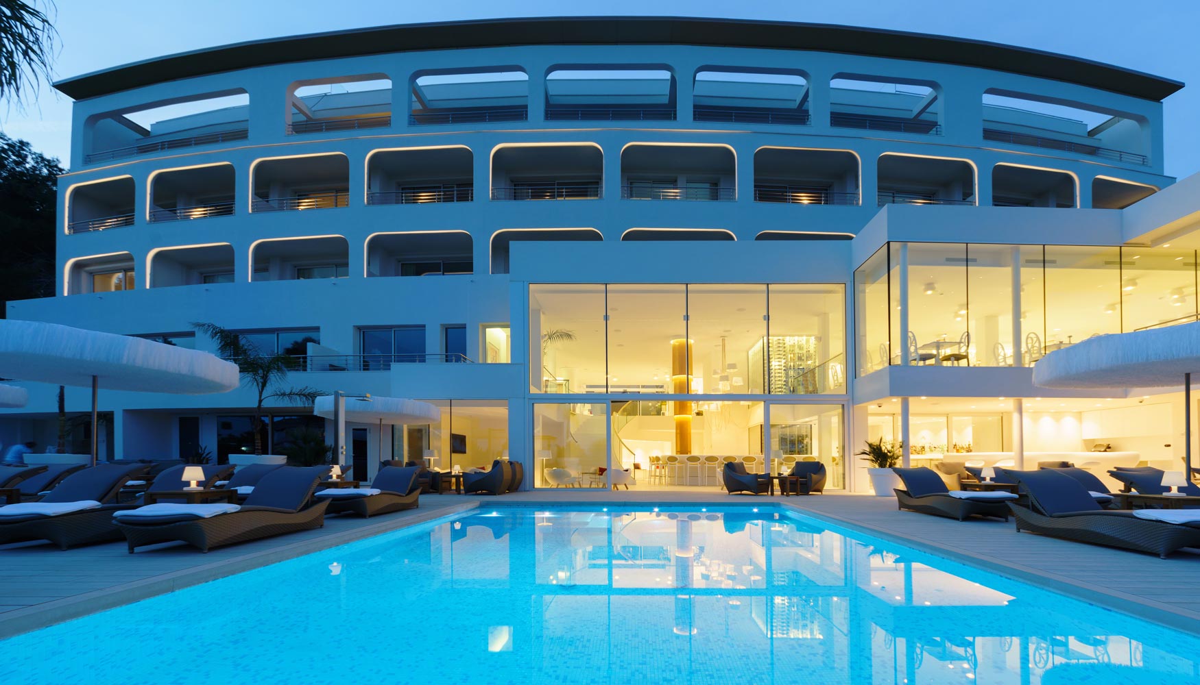 Las barandillas instaladas en balcones exteriores y piscina ofrecen mxima transparencia y un aspecto elegante