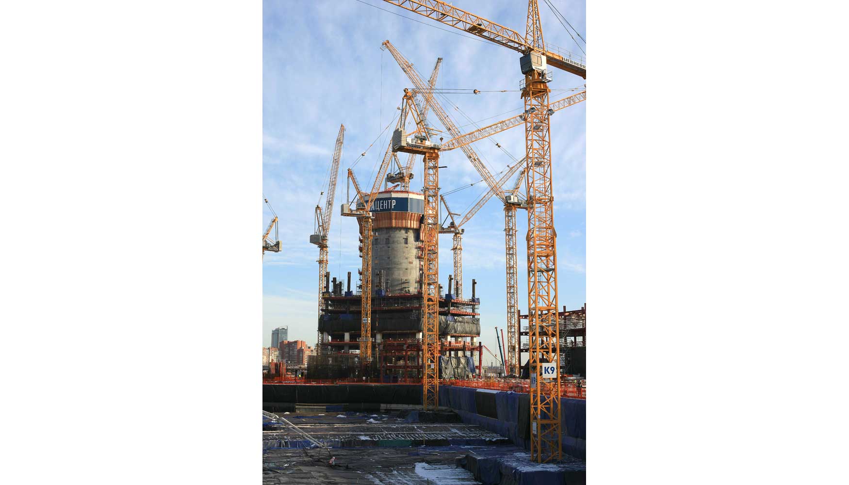 Diez gras torre de Liebherr trabajan en la construccin del edificio ms alto de Europa