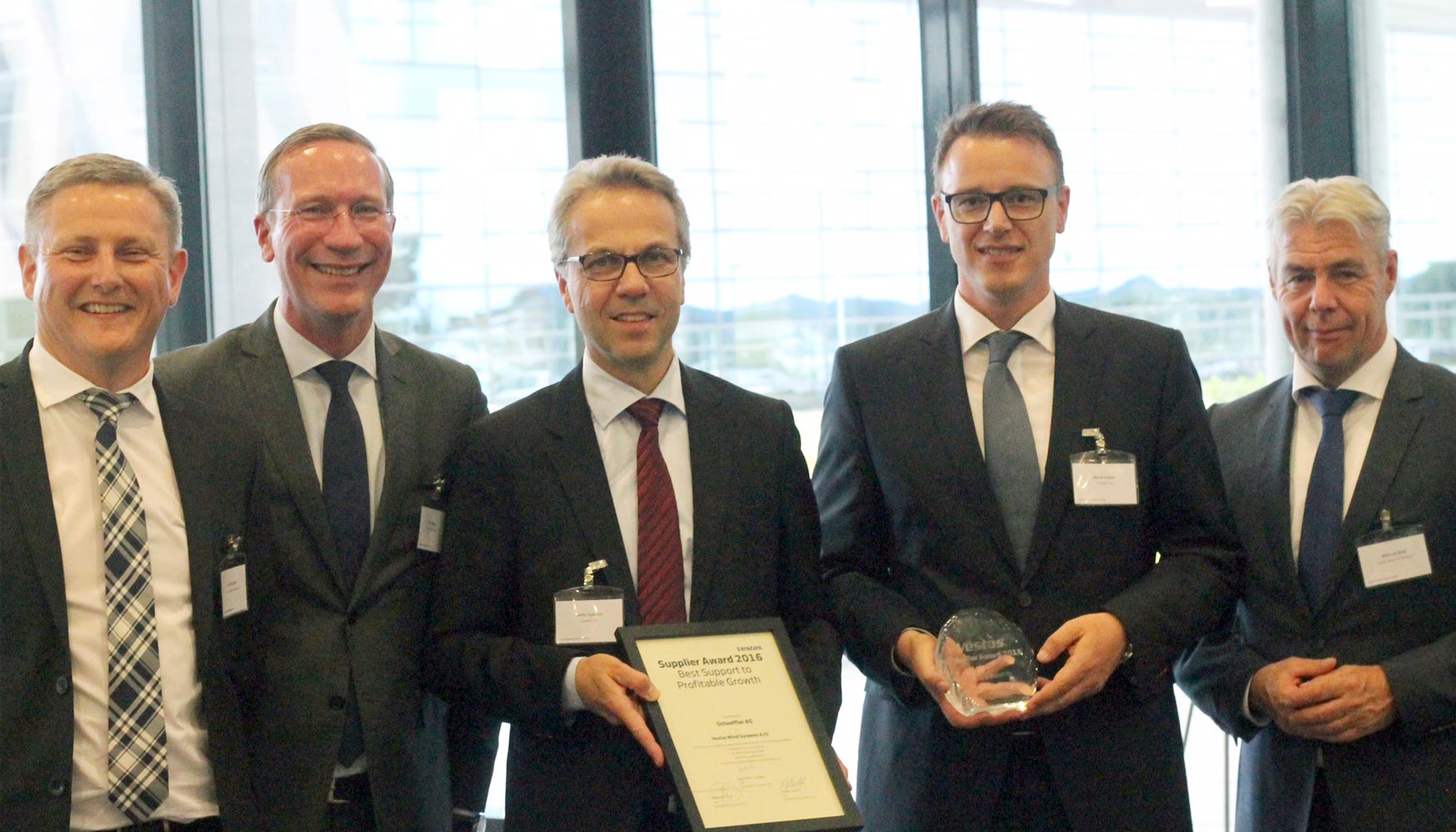 De izquierda a derecha, Keith Forsyth, Head of Powertrain and Nacelle Global Sourcing (Vestas); Nils de Baar, Group Senior Vice President...