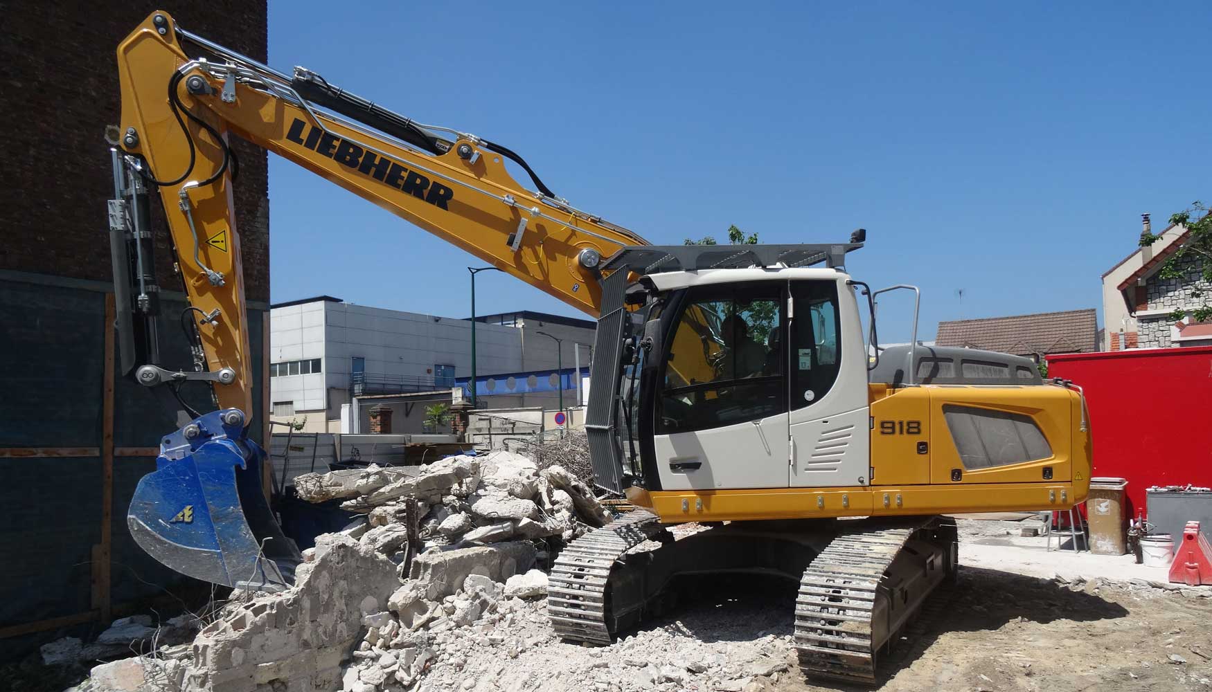 La excavadora sobre cadenas R 918 de Liebherr se configur especialmente para trabajos de demolicin y est equipada con varios dispositivos de...