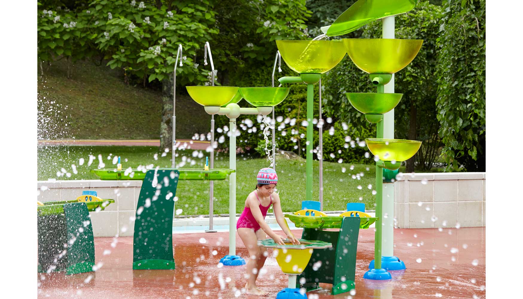 Splashpad aporta una zona de recreo donde la experiencia de juego con el agua es divertida, educativa y refrescante