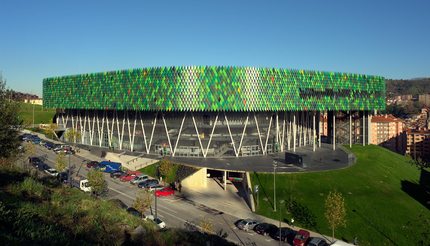 El volumen superior del complejo acoge el Bilbao Arena. Foto: Jorge Allende
