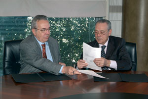 De izquierda a derecha: Sr. Manuel Royes (Delegado Especial del Estado al CZFB) y Sr...