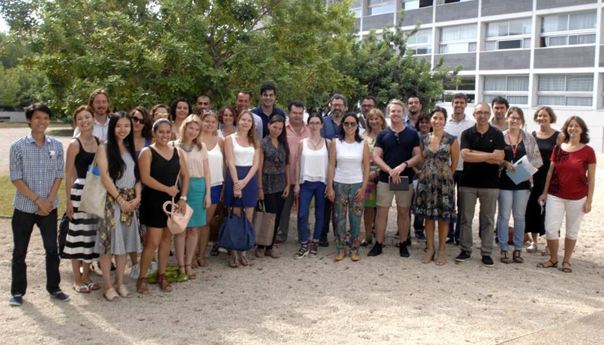 Participantes en el mster WinTour, en el exterior de la Facultad de Enologa