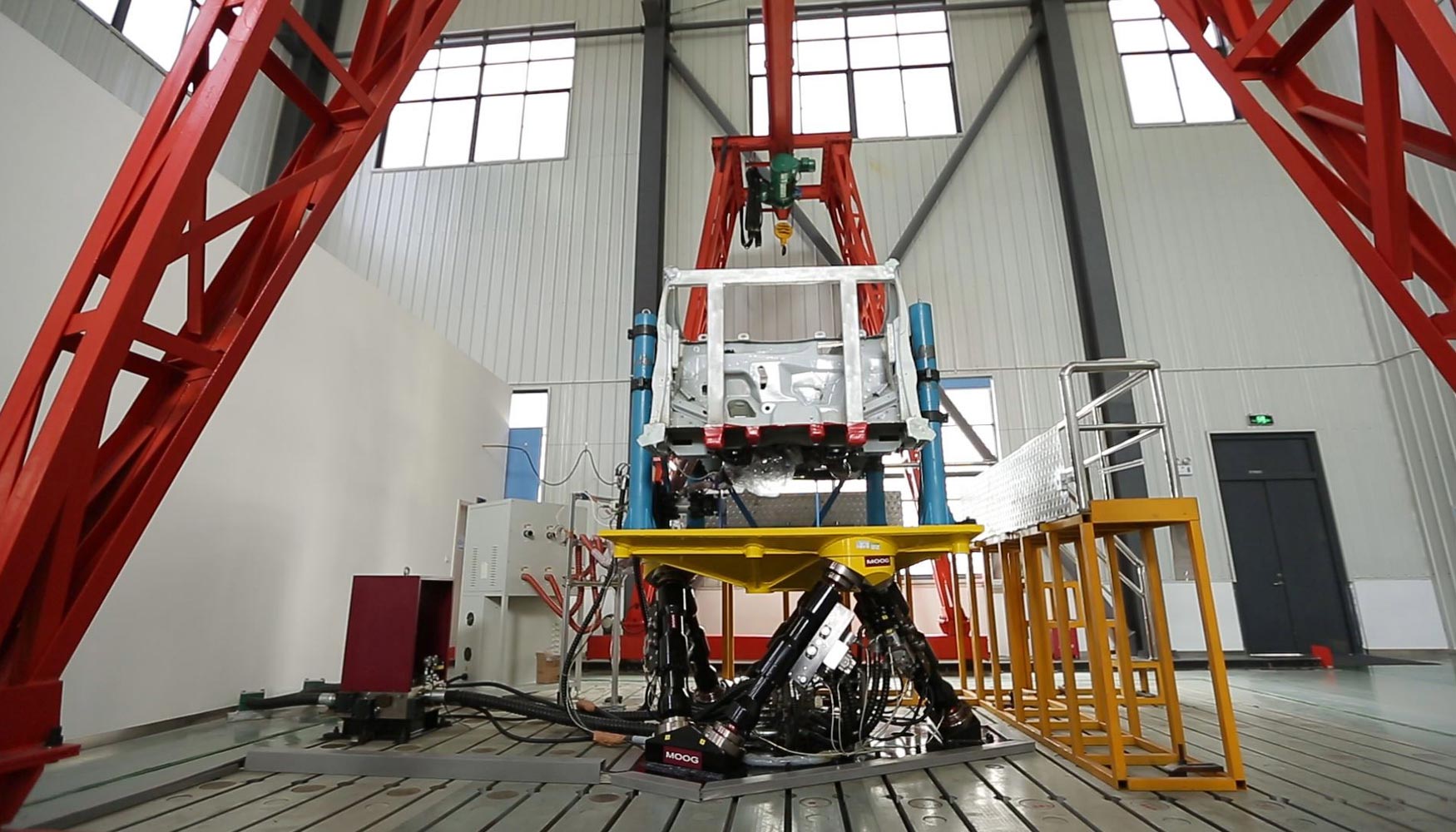 Plataforma hidrulica de simulacin de Moog durante el ensayo de un conjunto de muestra de motor de automvil en la empresa china CTI Suzhou...