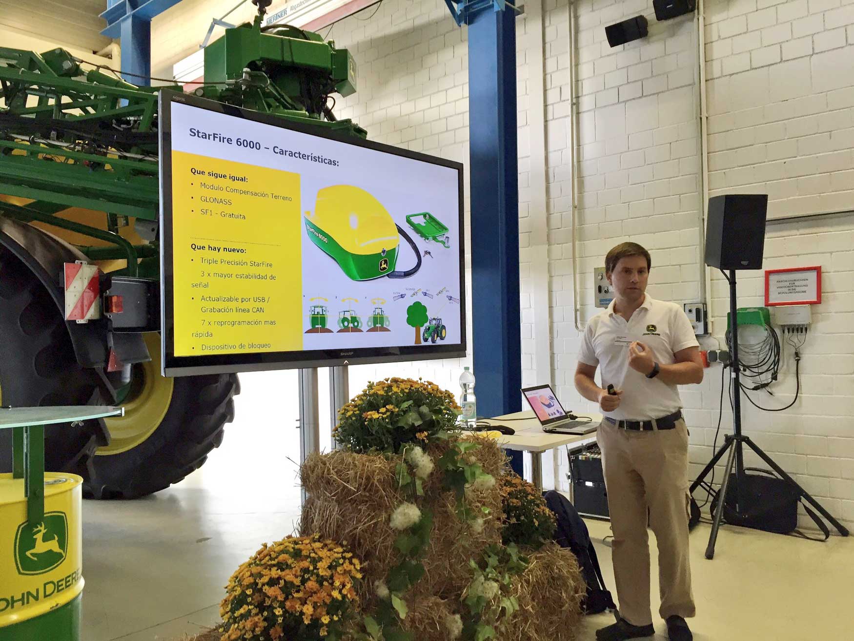 Jess Montoro, del equipo de la filial ibrica de John Deere, explicando las novedades de los nuevos receptores StarFire 6000...