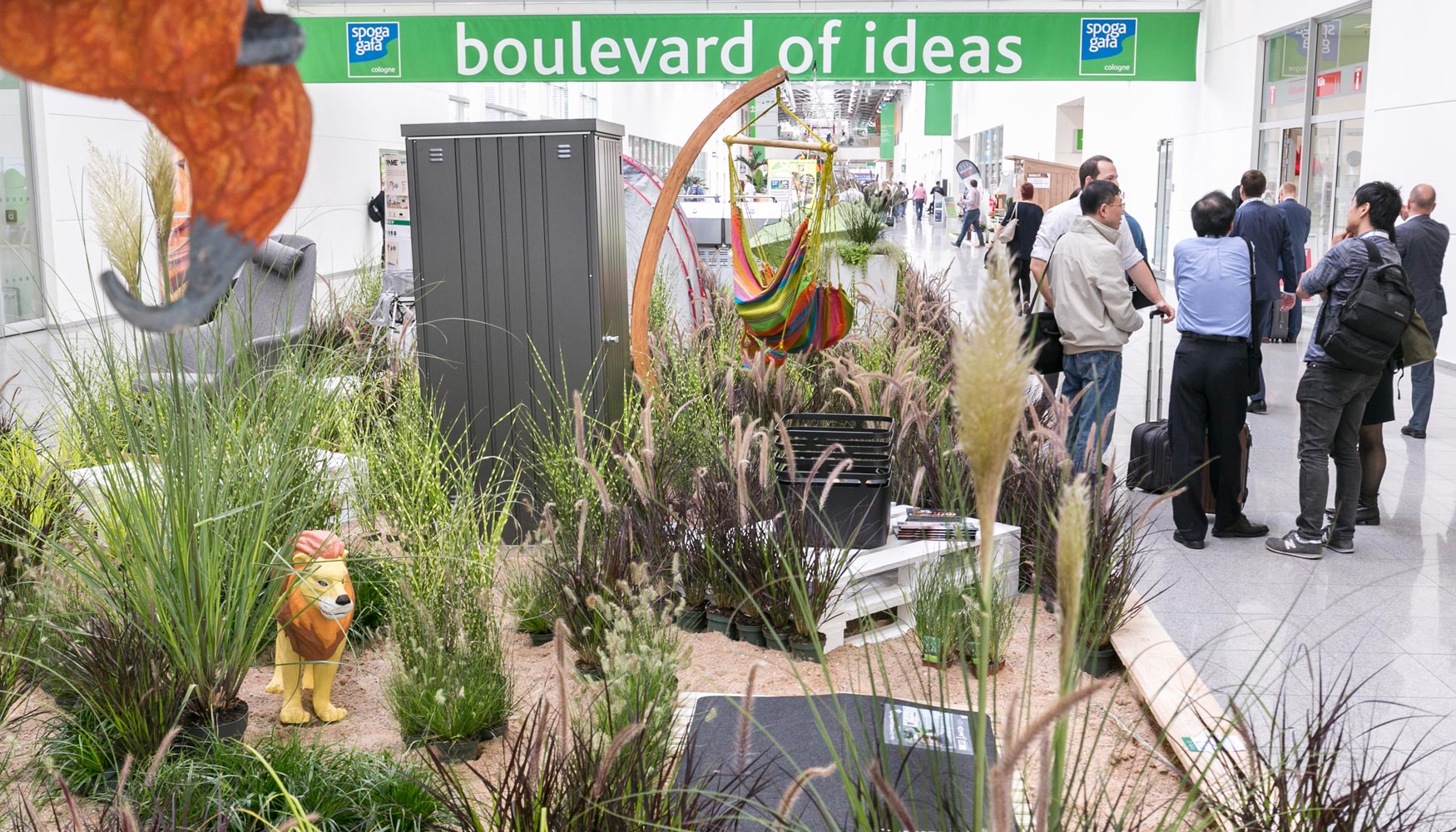El Boulevard of ideas cont con muchas plantas vivas y una extensa oferta de presentaciones adicionales por parte de los expositores...