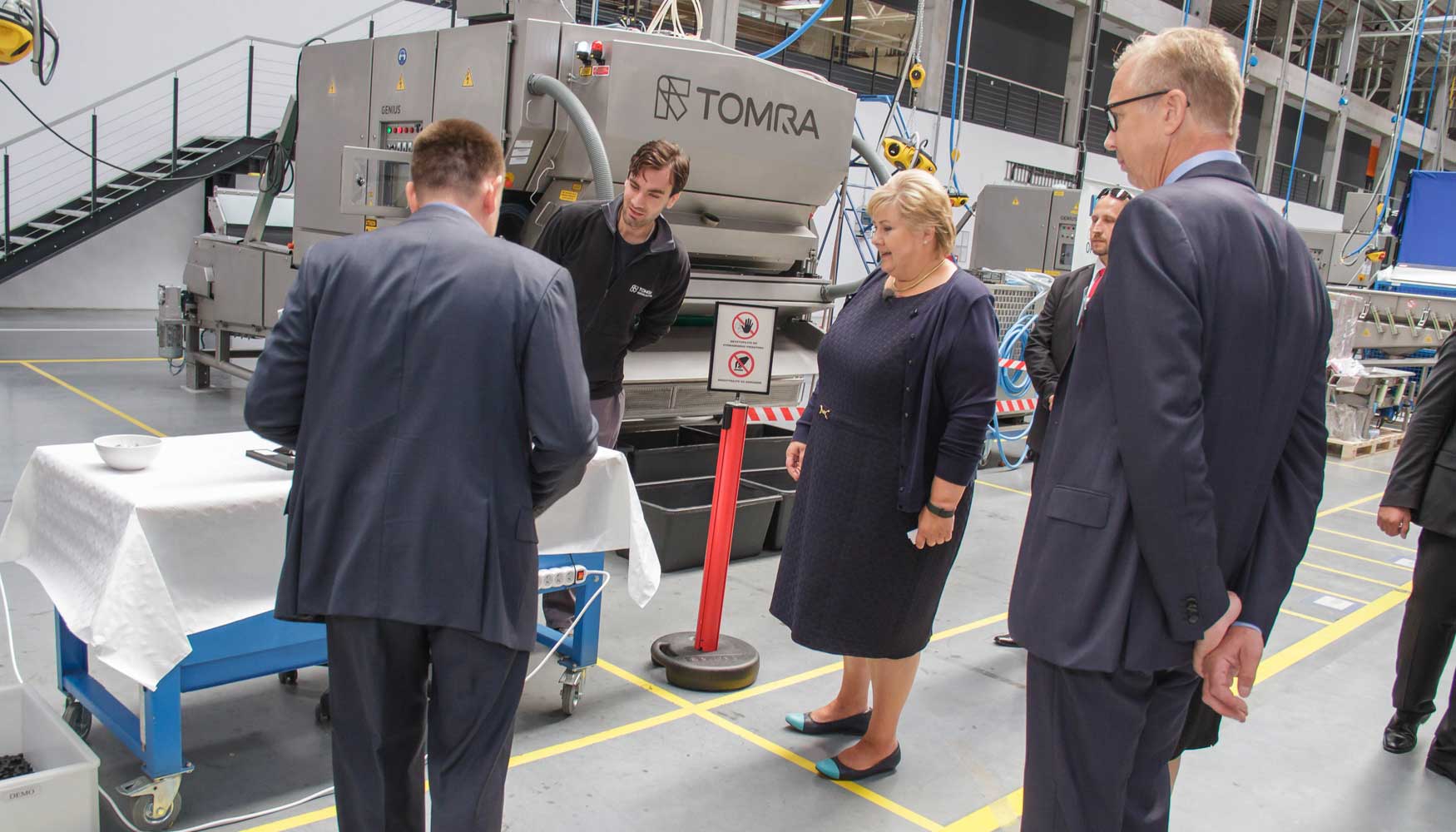 Visita de la primera ministra noruega, Erna Solberg, a las instalaciones de Tomra Sorting Solutions en Senec, Eslovaquia...