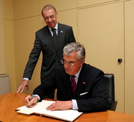 El embajador Wolf-Ruthart Borm, firmando el Libro de Honor de la empresa...