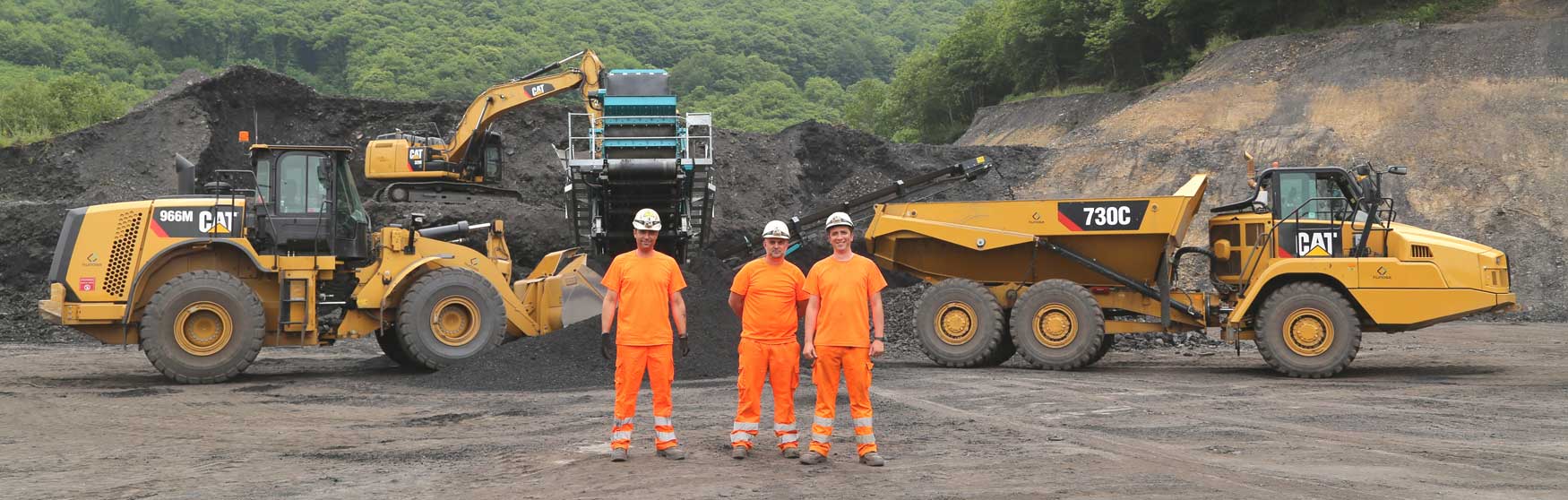 En la imagen aparecen Fernando Campomanes, operador de la excavadora 329E, David Espita, operador de la pala 966M, y Eugenio Gonzalo...