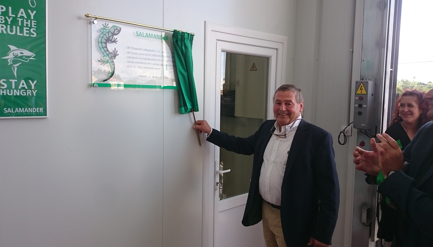 El Dr. Schmiedeknecht descubre la placa conmemorativa de la inauguracin