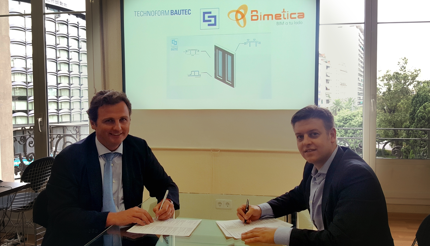 Cristian Claras de Technoform Bautec y Pablo Callegaris de Bimetica en la firma del acuerdo