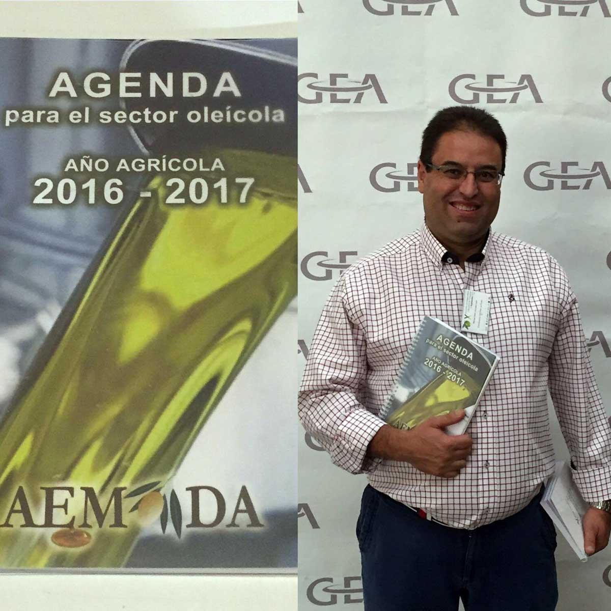 El presidente de AEMODA, Manuel Caravoca, con la nueva Agenga para el sector olecola 2016-2017