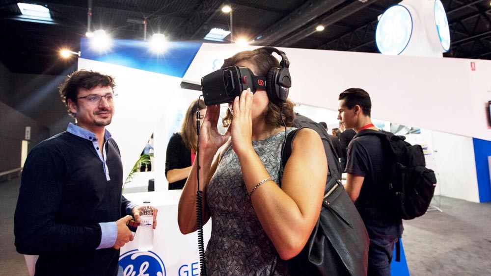 Una asistente al evento probando las gafas de realidad virtual en el IoT Solutions World Congress, edicin 2015