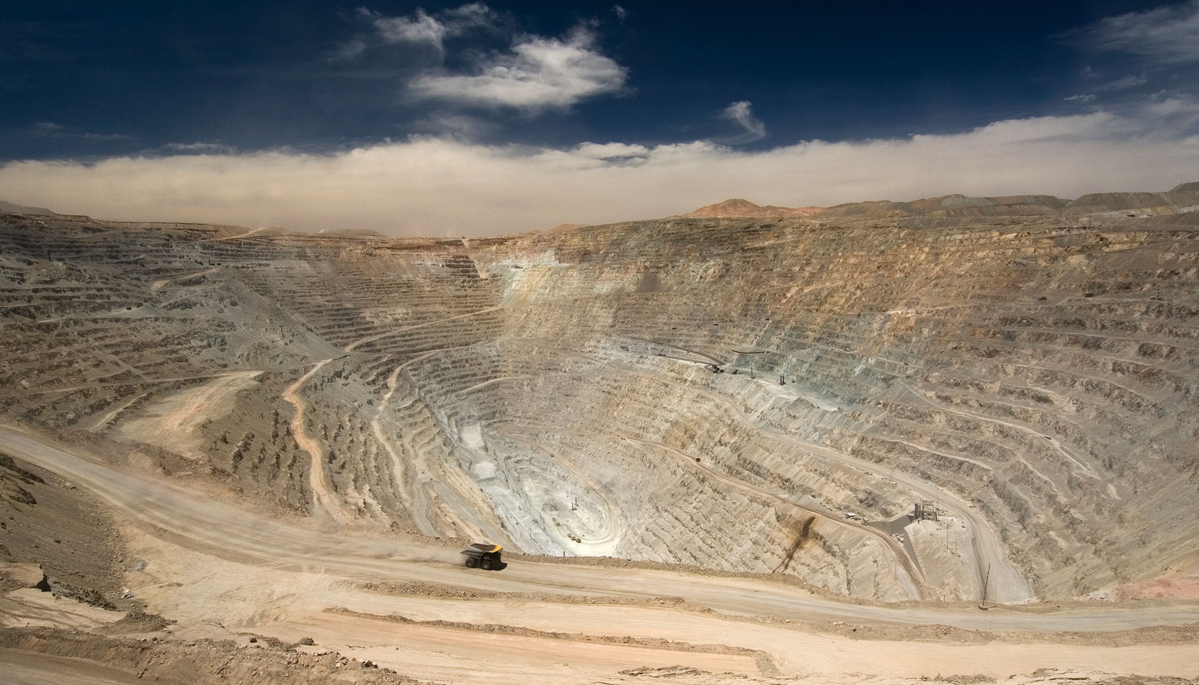 Foto 1.- Vista area de la mina a cielo abierto de Chuquicamata, Chile (Fuente Codelco)