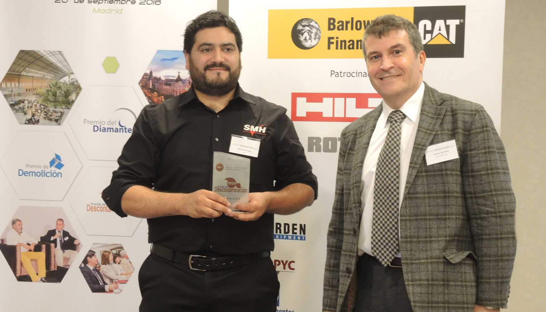 El trofeo de ganador al Premio de Descontaminacin al mejor producto o sistema fue recogido por Felipe Fuentes, de SMH Products Espaa...