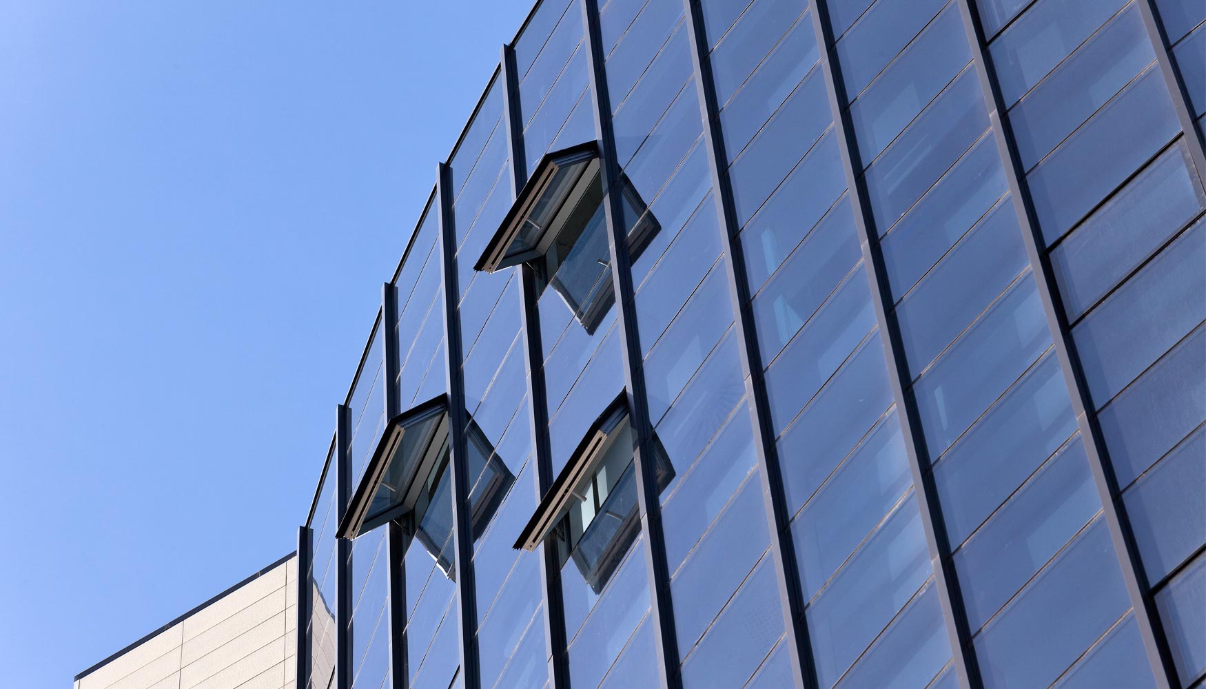 Diversas aperturas proyectantes ocultas facilitan la ventilacin dentro del edificio