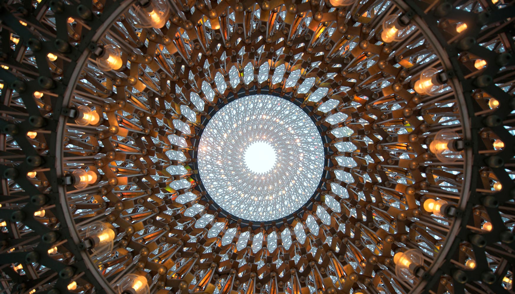Vista de la colmena desde el interior del cubo, iluminada por leds. Foto: Kew Gardens