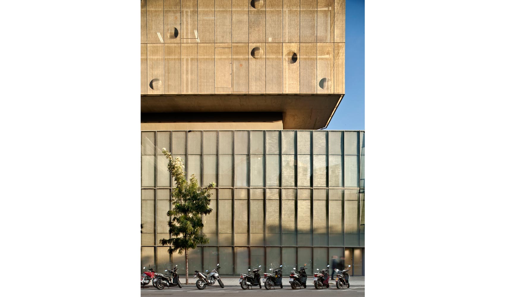 El cuerpo superior del edificio se alza sobre un zcalo. Foto Adri Goula