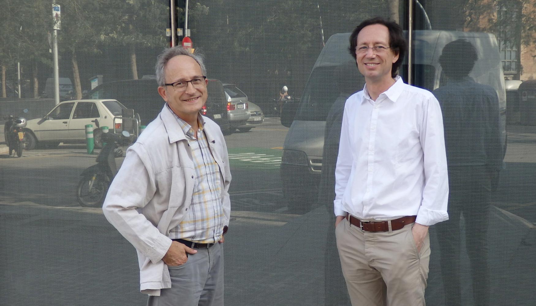 Joan-Llus Zamora, a la izquierda, y Fermn Vzquez, arquitecto, ante el edificio Indra. Foto: Jos Luis Pars