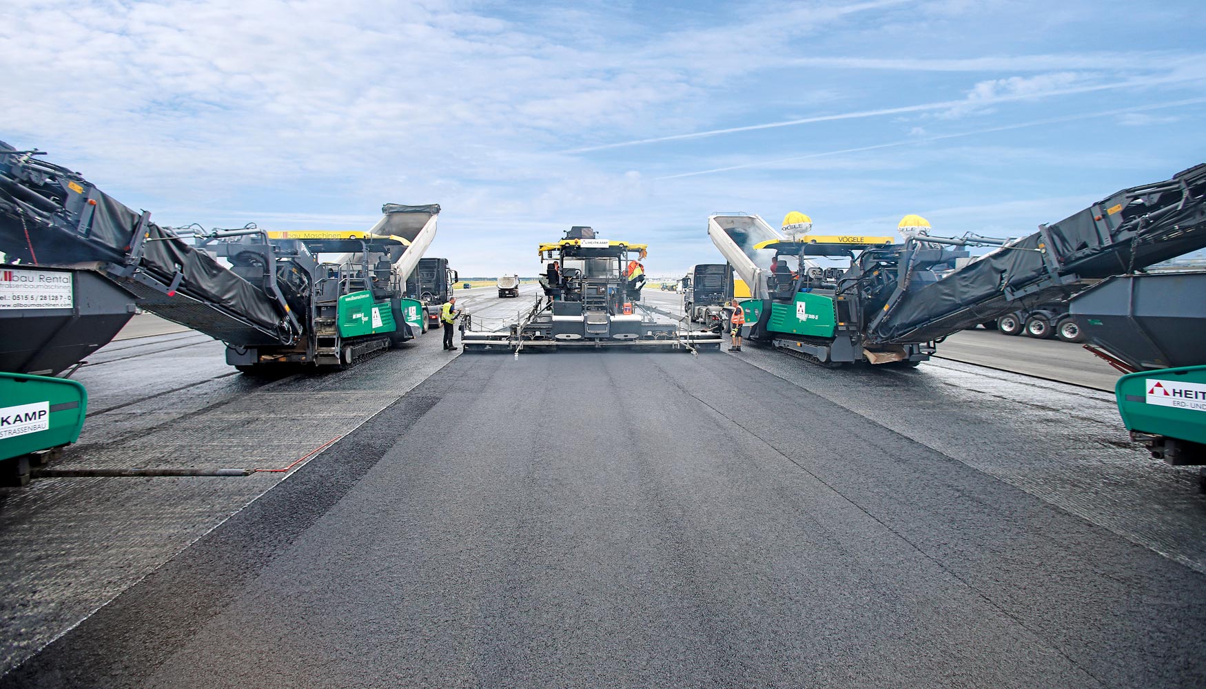 Con una armada de 8 mquinas, Vgele se encarg del extendido profesional del asfalto...