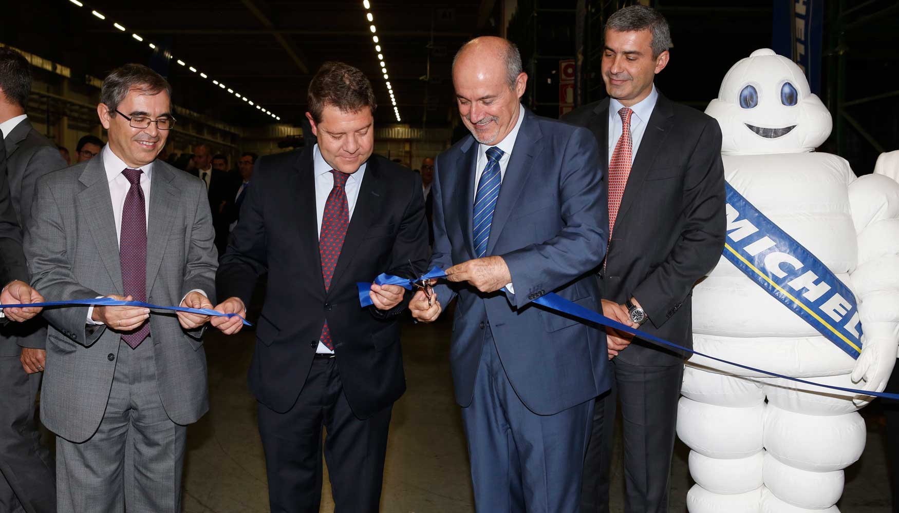 Corte de cinta protocolario en la inauguracin de las nuevas instalaciones de Michelin