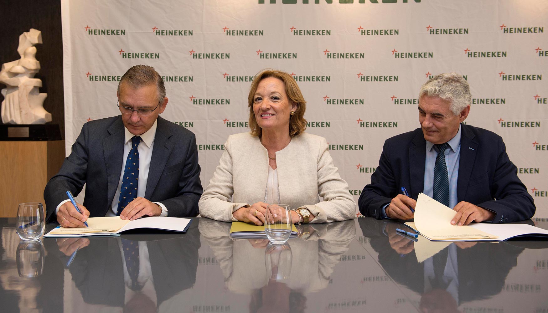 Carmen Ortiz, en el momento de la firma del acuerdo entre el Ifapa y Heineken-Espaa