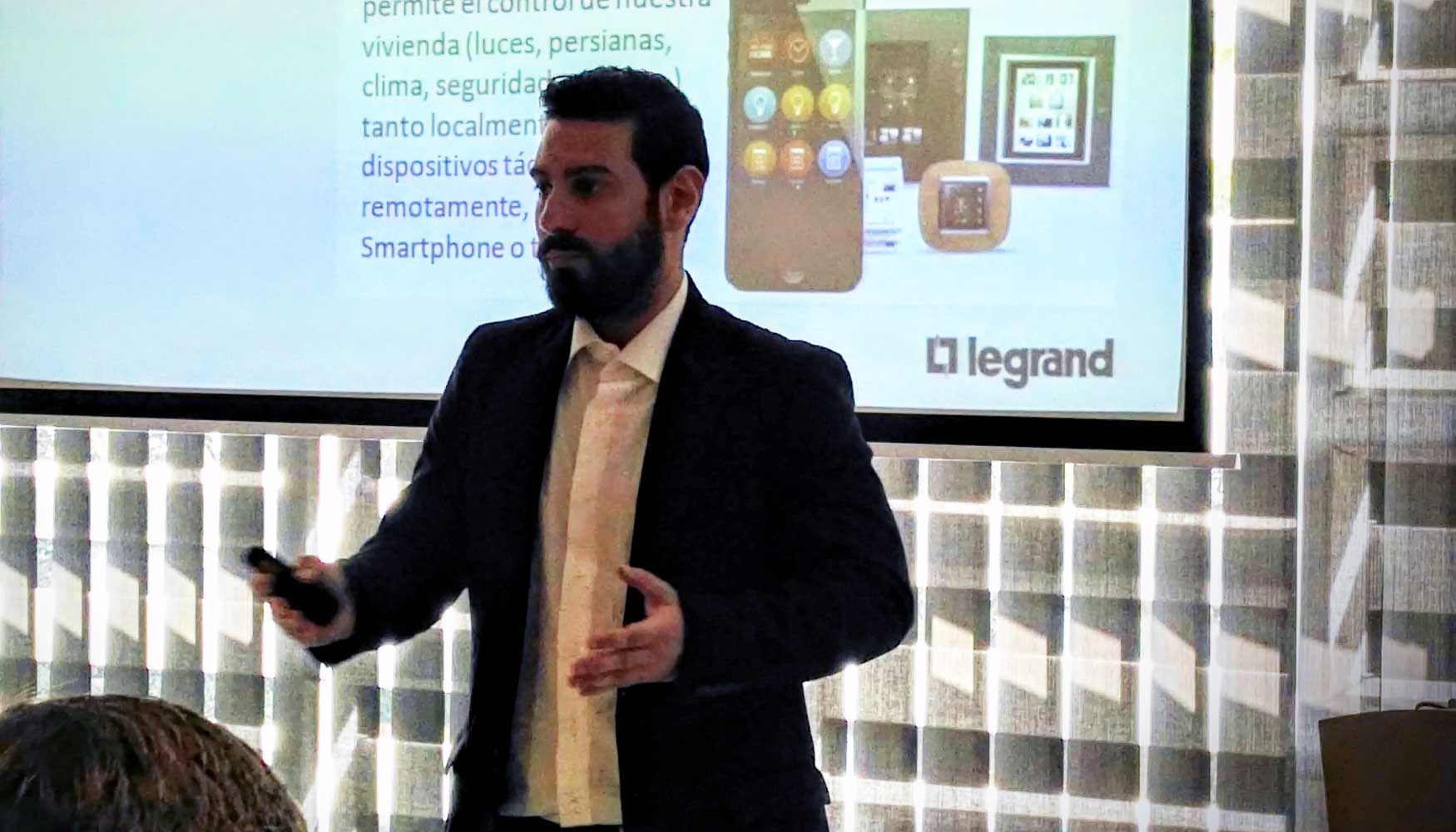 Jordi Contreras, product manager de Legrand, exponiendo algunos de los productos Legrand integrados en el programa Eliot...