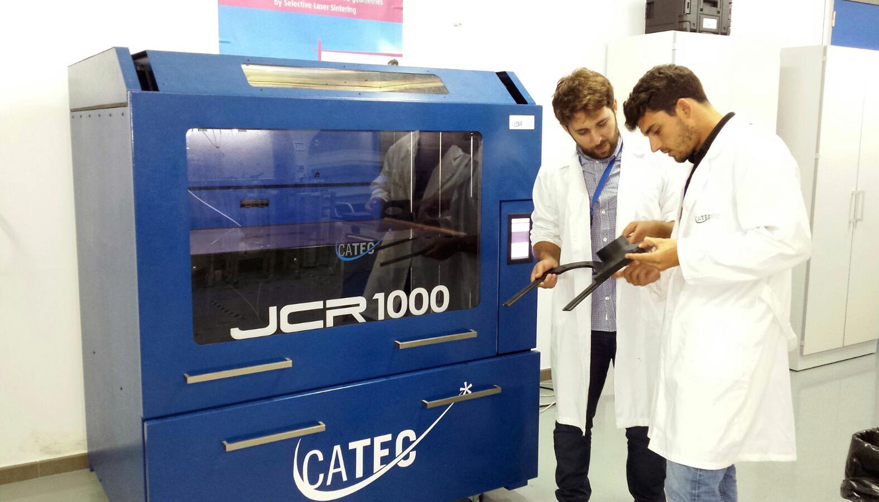 Ingenieros de Catec revisan piezas y estructuras fabricadas a travs de una nueva impresora 3D de ltima generacin de Grupo Sicnova...