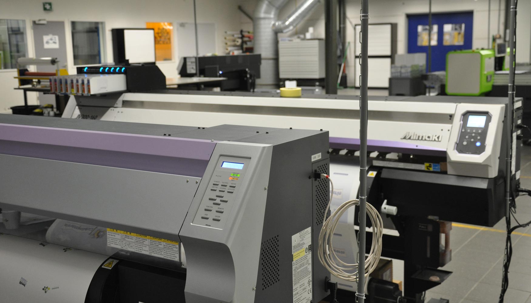La ventaja principal de la impresora plana de inyeccin de tinta UV es que permite imprimir en color a alta calidad