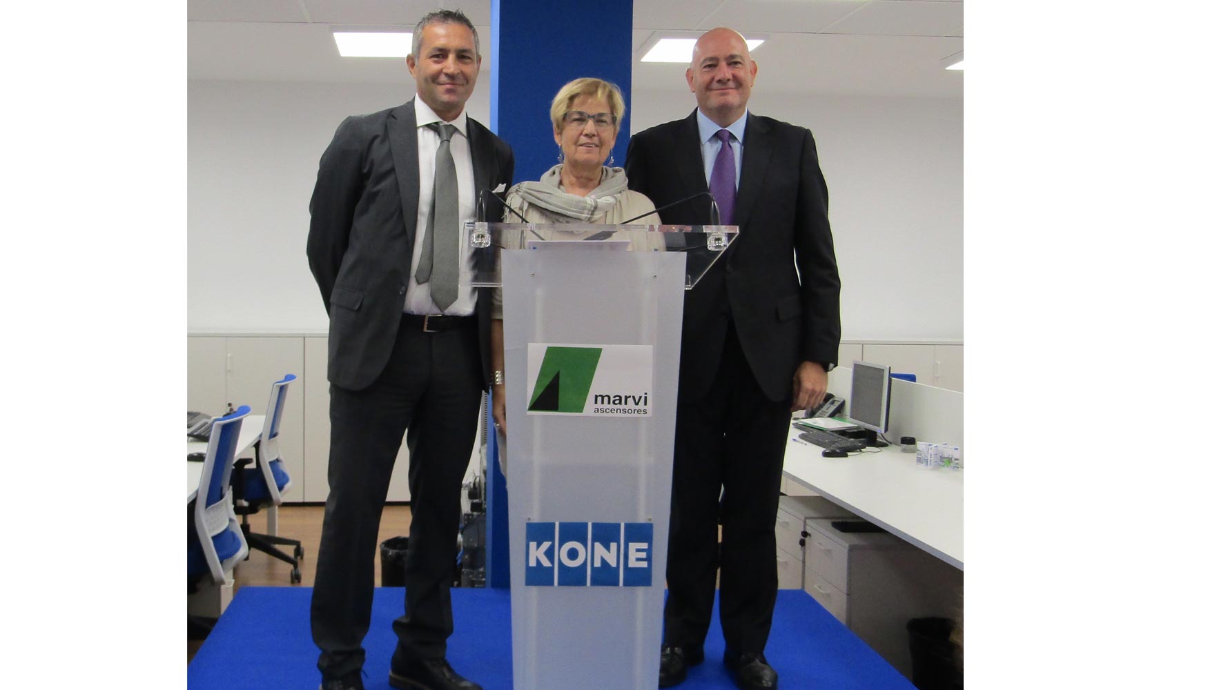 Giovani Lorino, director general de Kone Ib�rica (i); Montse Parra, regidora de Cultura del Ayuntamiento de Lleida (c); y Javier Bernal...