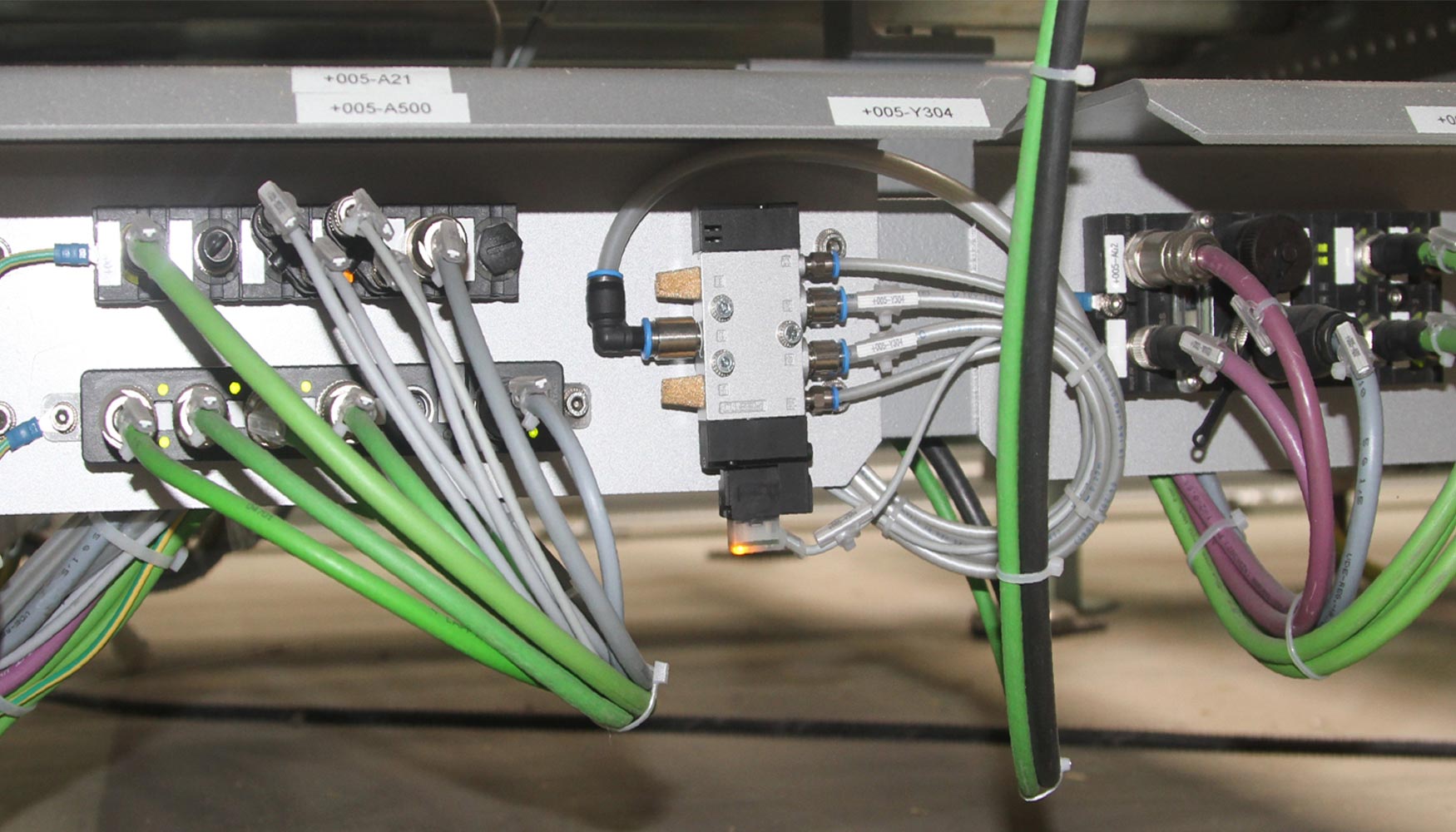 Los mdulos de bus de campo se instalan cerca del proceso de forma que los sensores y las vlvulas pueden conectarse a cables ms cortos...