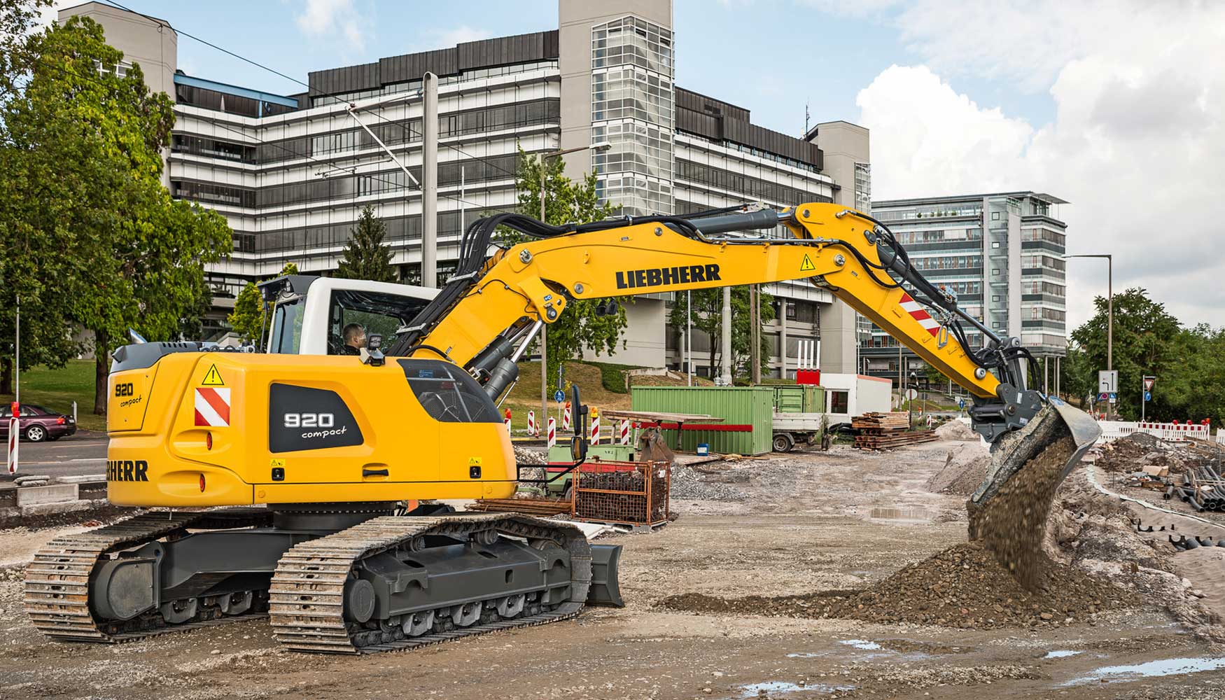 La excavadora sobre cadenas Liebherr R 920 Compact ofrece una gran flexibilidad de aplicaciones con una amplia gama de equipamientos y chasis...