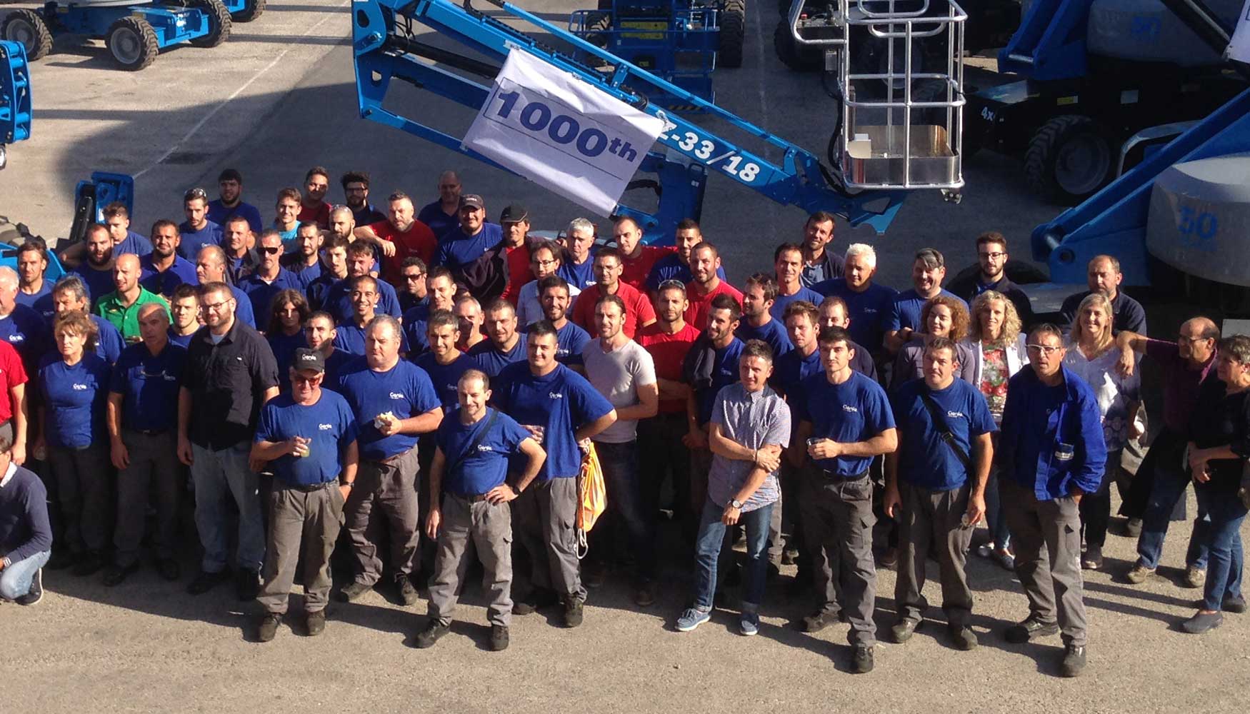 Celebracin de la salida de la unidad 1000 Genie Z-33/18 con el equipo de produccin de Umbertide que la ha construido