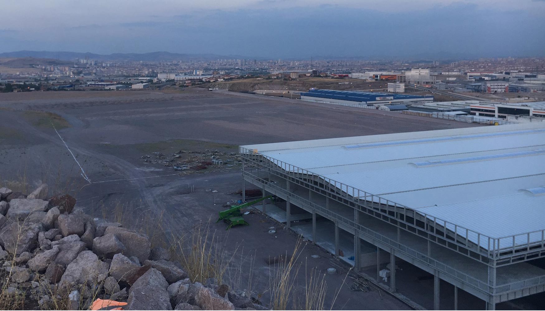 Vista de una parte de la campa de 1.200.000 m2. Al fondo se ven las marcas de las paredes de los futuros edificios...