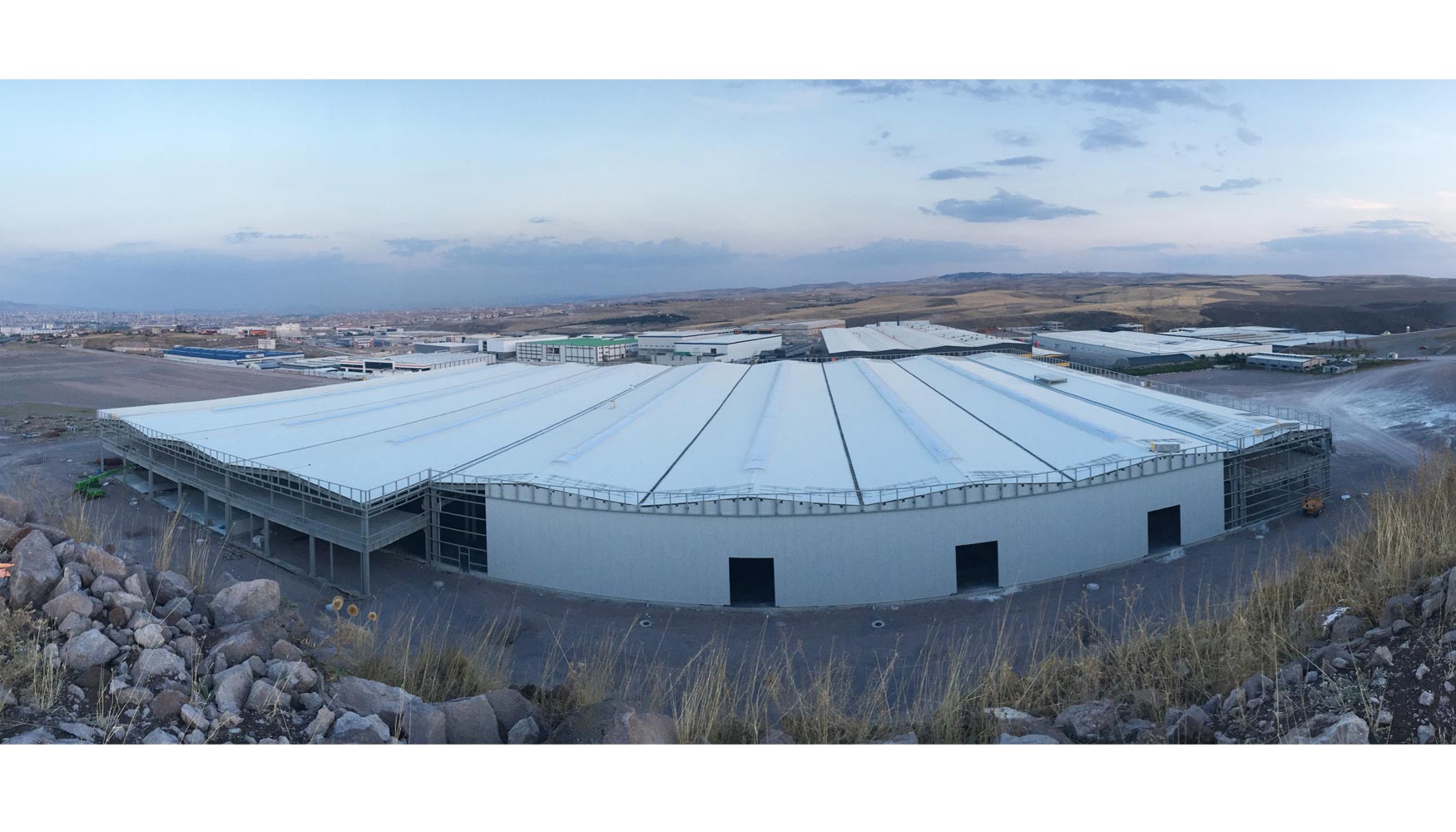 Vistas de la primera de las tres fbricas planeadas para construirse en la expansin de la zona industrial de Ankara...