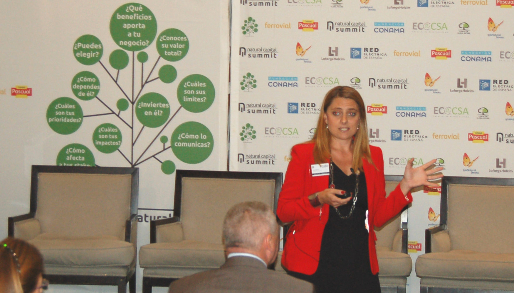 Laura Barreiro, responsable de Sostenibilidad y Relaciones con Stakeholders de Asia Pulp and Paper en Espaa, durante su intervencin...