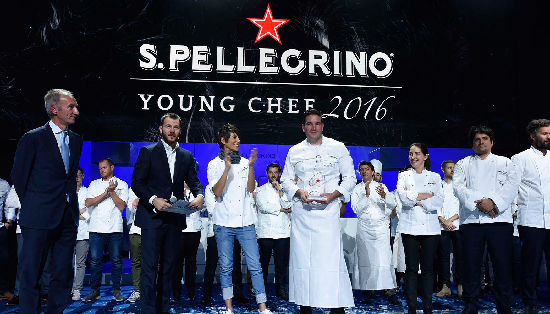 Mitch Lienhard en el escenario tras ser coronado S.Pellegrino Young Chef 2016