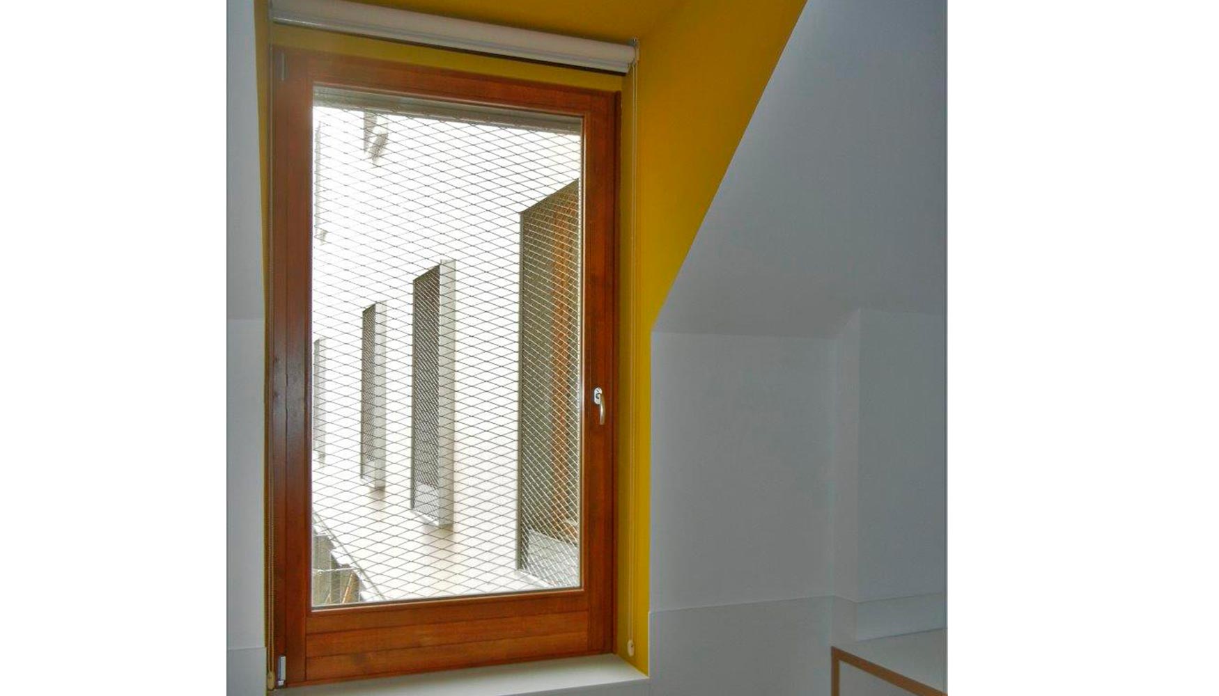 Gracias a todos los elementos empleados y al uso de materiales biosostenibles, como las ventanas de madera de Carinbisa...