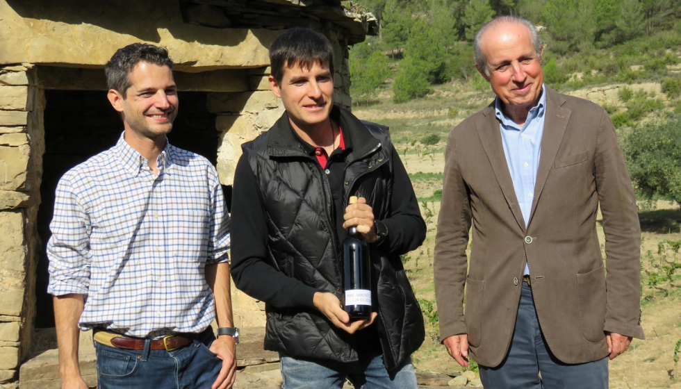 Ramon Roqueta, Miquel Palau y Valent Roqueta con la cuarta aada del Vino de Tina