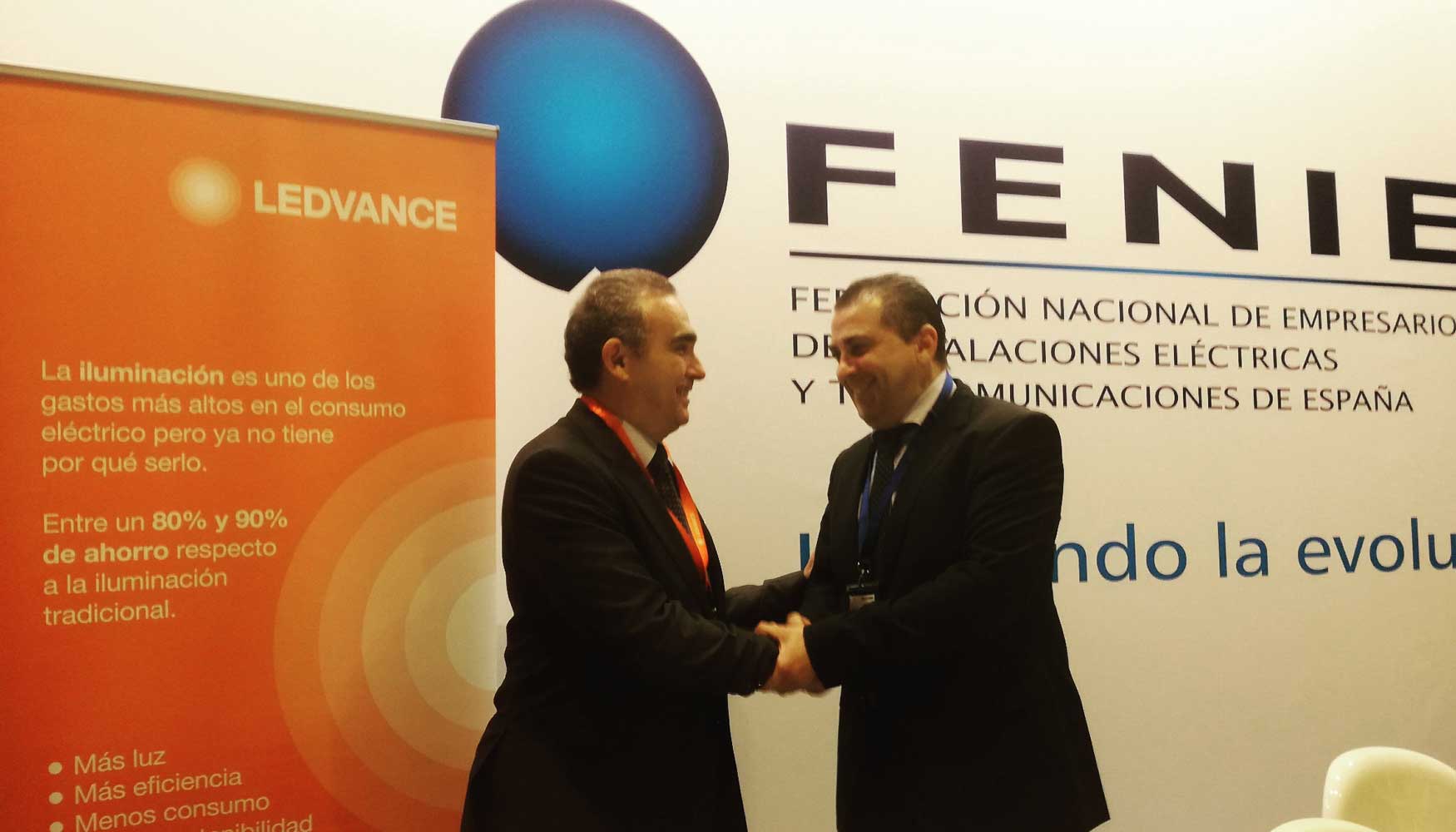 Cristbal Ripoll, director general de LEDvance Lighting (izquierda), y Jaume Forns, presidente de Fenie, durante la firma del acuerdo...