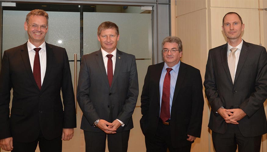 De izquierda a derecha: Michael Kohlem (Claas), Markus Baldinger (Pttinger), Jeannot Hironimus (Kuhn) e Ivo Hostens (CEMA)...