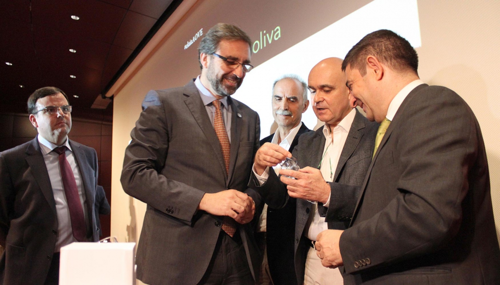 Juan Gmez, Jos Juan Gaforio y Francisco Reyes, con los nuevos productos para la cata. Foto: UJA