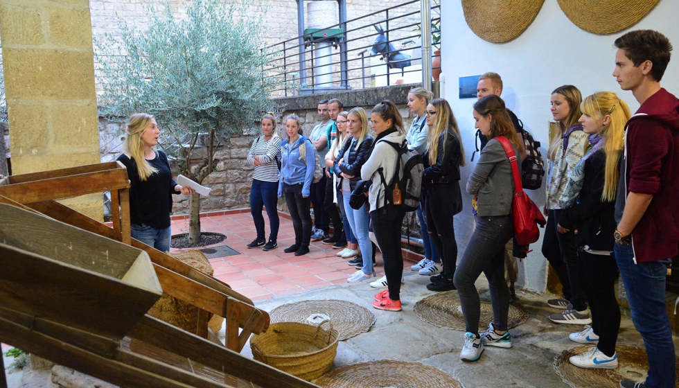 Los estudiantes durante la visita al Centro de Interpretacin Olivar y Aceite