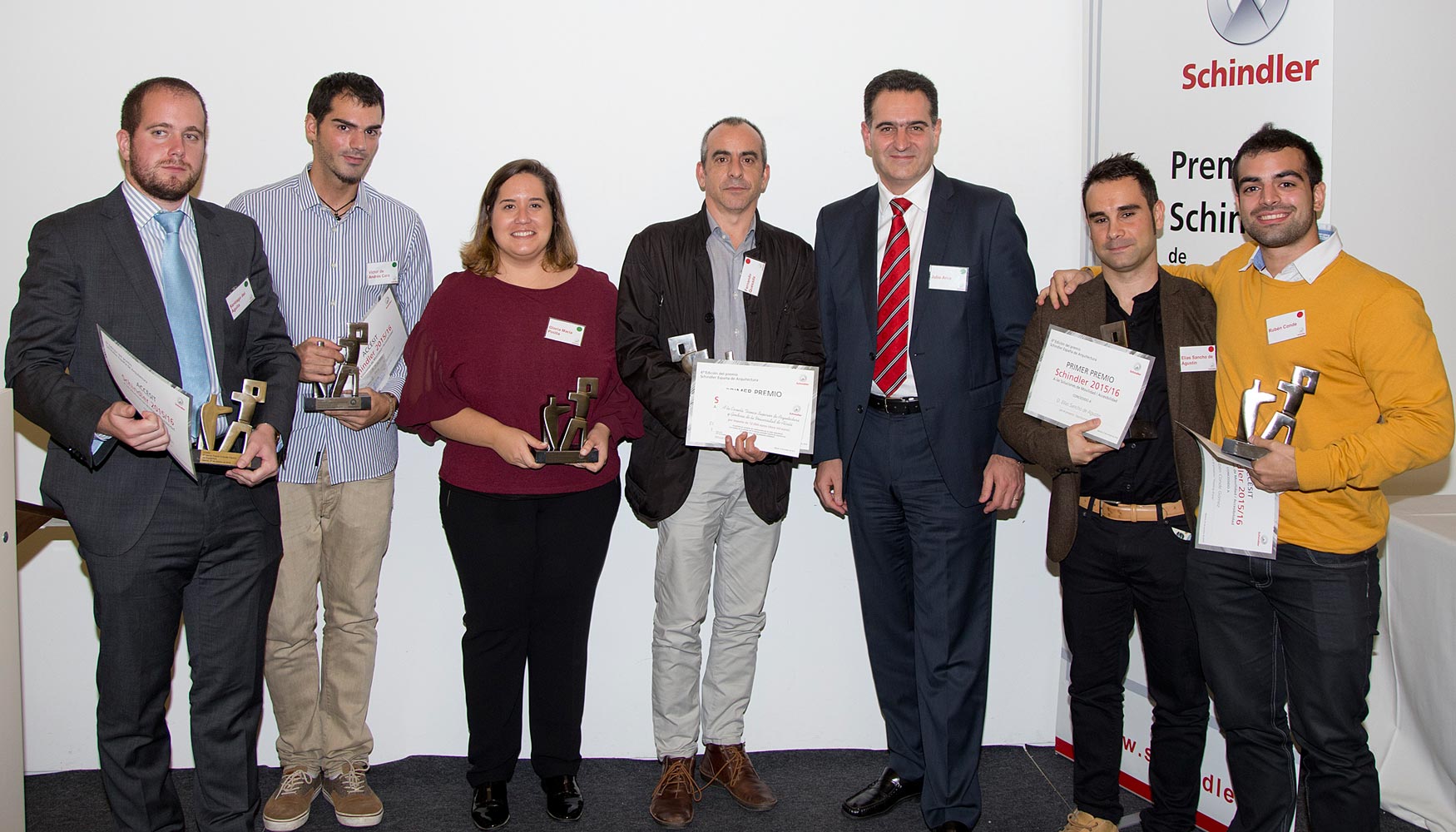 Julio Arce, CEO de Schindler Iberia, con los accsits y el ganador